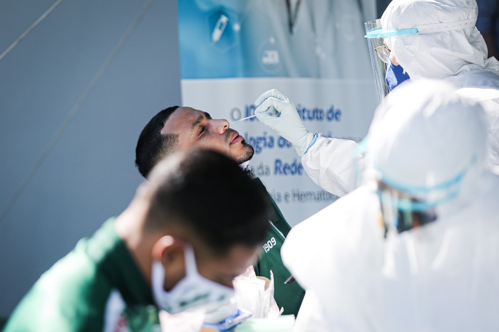 A pandemia do coronavírus, apesar de estar dando sinais de que está melhorando aos poucos, ainda não acabou. Isso se reflete também dentro do esporte. O Flamengo e o Fluminense confirmaram inúmeros casos, assim como outros clubes dentro e fora do Brasil. E não é só no futebol. Confira aqui casos múltiplos de Covid-19 pelo mundo.