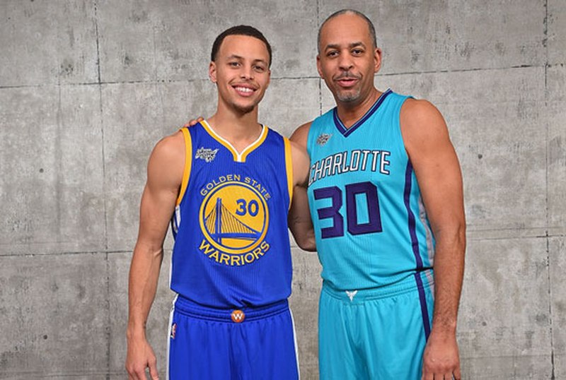 Stephen Curry - Um dos maiores nomes da NBA na atualidade, o jogador do Golden State Warriors despertou o amor pelas quadras através de seu pai Dell Curry, que foi um dos grandes astros e jogou pelo Charlotte Hornets. Além, Stephen, seu irmão Seth Curry, também atua na liga norte-americana.