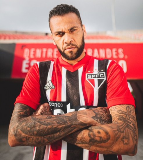 Sem empresas parceiras até o momento, a imagem de Daniel Alves tem sido explorada apenas nos lançamentos de camisas feitos pela Adidas. Ele foi um dos "modelos" dos uniformes 1 e 2 de 2020 nas campanhas da empresa alemã.