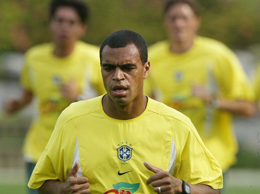 Outro nome que saiu da base do São Paulo é Denílson. Ele esteve na Copa de 2002, quando atuava pelo Betis, da Espanha, e foi responsável pela icônica passagem na qual deixa para trás vários jogadores turcos, na semifinal.
