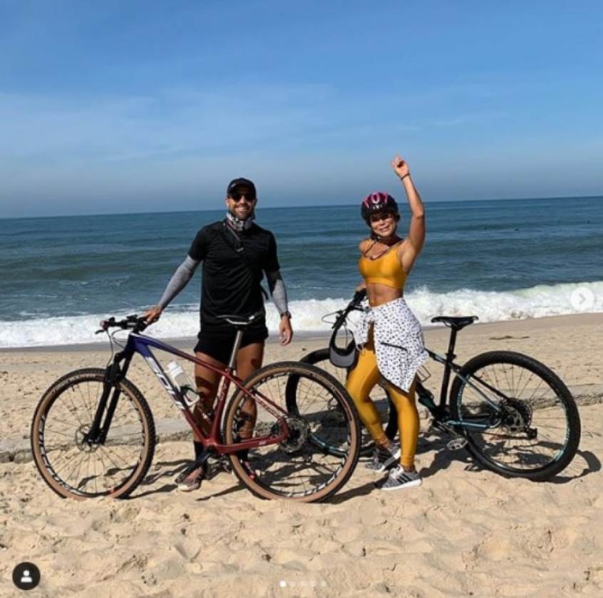 O meia Diego aproveitou o sol do último sábado para andar de bicicleta no Rio de Janeiro. Em suas redes sociais, o camisa 10 compartilhou fotos e vídeos do passeio pela orla da cidade.