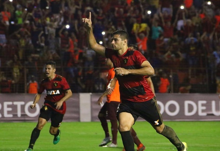 Com passagem pelo Fluminense, o atacante Diego Souza enfrentou o clube carioca pelo Sport e marcou um golaço em uma bela arrancada.