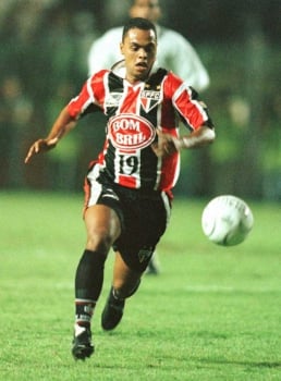 12º - Dodô - Cria do Nacional-SP, Dodô disputou seu primeiro Brasileirão pelo São Paulo, em 1995, marcando seus três primeiros gols na competição. Os primeiros de muitos. Apenas entre 90 e 99, Dodô balançou as redes 45 vezes na competição vestindo as camisas de São Paulo e Santos.