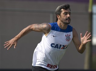 DOUGLAS - Meia - 40 anos atualmente - reserva na final contra o Chelsea - O meia foi titular na semifinal contra o Al-Ahly-EGI e reserva na decisão contra o Chelsea. O atleta se transferiu ao Vasco em 2014, mas teve destaque no Grêmio, onde chegou em 2015 e 2019. No fim de carreira atuou pelo Avaí e Brasiliense, quando se aposentou em 2020.