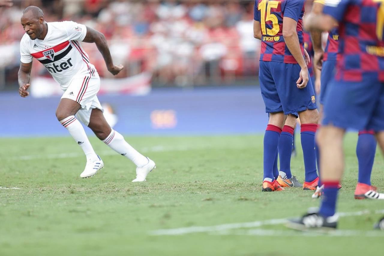 FABÃO - Aos 44 anos, ex-zagueiro mostrou boa forma ao marcar dois gols na Legends Cup, competição de ídolos organizada pelo São Paulo em 2019, mas já não joga profissionalmente. Mora em Salvador e tem negócios fora do futebol, ramo do qual se retirou em 2014, após atuar pelo Goianésia.