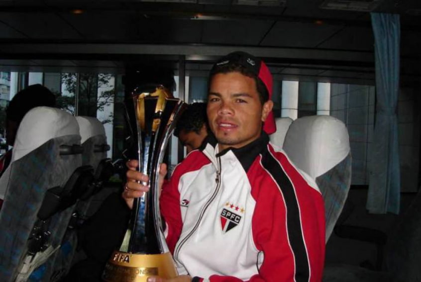 FLÁVIO DONIZETE - O zagueiro trocou o São Paulo pela Portuguesa, em 2006, e passou a atuar por times menores. Chamou atenção recentemente ao revelar, aos 36 anos de idade, que chegou a vender a sua medalha do Mundial de 2005 por seu vício em drogas. Hoje, se diz recuperado.