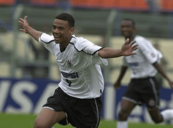 O segundo lugar é de Gil. Revelado no Corinthians, o atacante deu 43 assistências até sair em 2005.