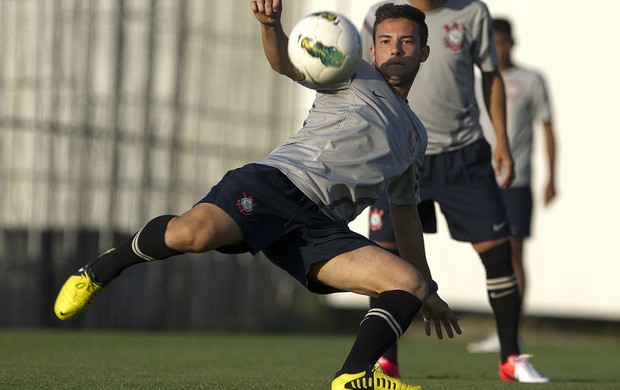 GIOVANNI - Meia - 28 anos atualmente - reserva na campanha do Mundial - O mais jovem do elenco em 2012, Giovanni ficou no Timão até 2013. O jogador chegou a ter passagem pelo Cruzeiro e atualmente defende o Sport. 