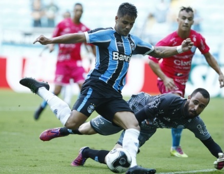 Henrique Almeida se desvinculou do Botafogo em janeiro de 2016 para acertar com o Internacional. O atacante chegou a assistir a um jogo do Colorado no Beira-Rio, mas logo depois acertou sua ida para o Grêmio.