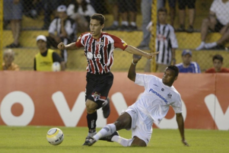 NO ELENCO, MAS FORA DOS TÍTULOS - Hernanes tornou-se profissional em 2005, mas não participou de nenhum dos três títulos do São Paulo na temporada. Ele disputou apenas o Brasileirão e a Sul-Americana, acumulando 17 jogos e três belos gols (contra Flamengo, Santos e Coritiba). O então garoto nutria a expectativa de ir ao Mundial, mas não entrou na lista.