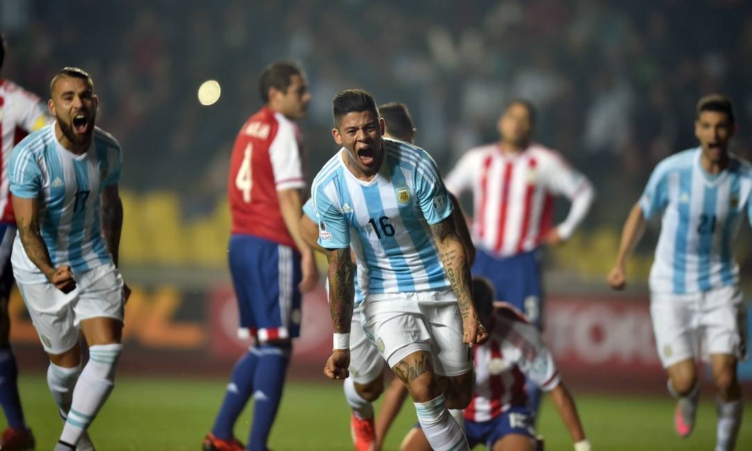 18) Em 2015, a Argentina fez uma ótima campanha na Copa América: foi líder do grupo B (duas vitórias e um empate), eliminou Colômbia nos pênaltis nas oitavas (após 0 a 0 no tempo normal) e Paraguai nas quartas, por 6 a 1. Na grande final, porém, acabou ficando com o vice após perder nas penalidades para o Chile (4 a 1), com 0 a 0 no tempo regulamentar.