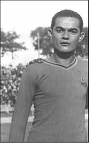 Entre os anos de 1947 e 1949, Lucidio Batista defendeu as cores do Barcelona. Ele havia jogado anteriormente pelo Palmeiras, depois no Peñarol, de Montevidéu, e foi o primeiro brasileiro a atuar em uma partida oficial no clube catalão.