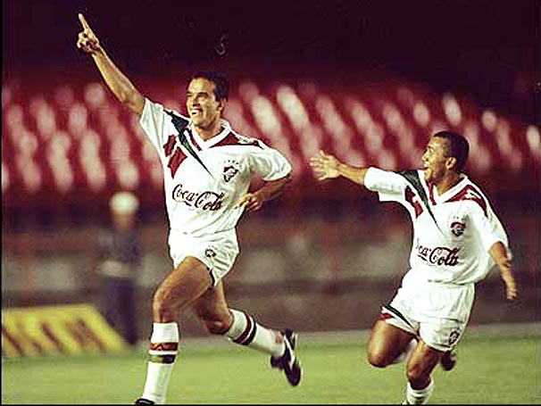 Ézio revelou ter assinado contratos em branco e prometido não deixar o clube antes de conquistar um título. Isso tudo pela enorme identificação com o Fluminense. O título, porém, veio apenas em 95, quando o jogador não passava por uma boa fase e estava afastado da equipe titular. 