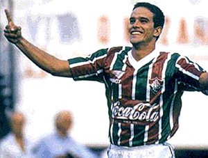 Lançado no lugar de Rogerinho, ÉZIO morreu em 9 de novembro de 2011, aos 45 anos, devido a um câncer que afetou o pâncreas e o fígado. O "SuperÉzio", como era chamado por Januário de Oliveira, foi um dos xodós da torcida tricolor na década de 1990.