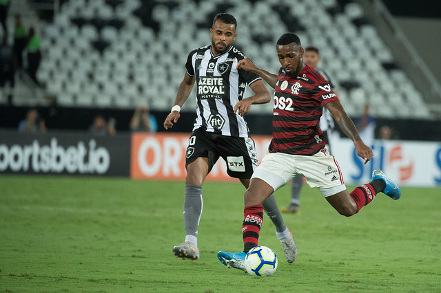 Na história do confronto, Botafogo e Flamengo já se enfrentaram 371 vezes. São 136 vitórias do Rubro-Negro, contra 112 do Botafogo e 123 empates. 