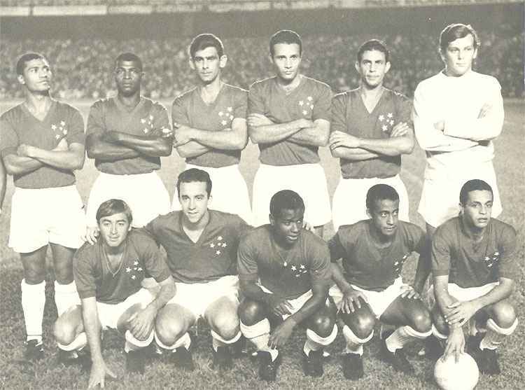 Cruzeiro - Em 1966, com uma espetacular campanha ao derrotar o Santos, de Pelé, a Raposa se consagrou campeã invicta da Taça Brasil. 