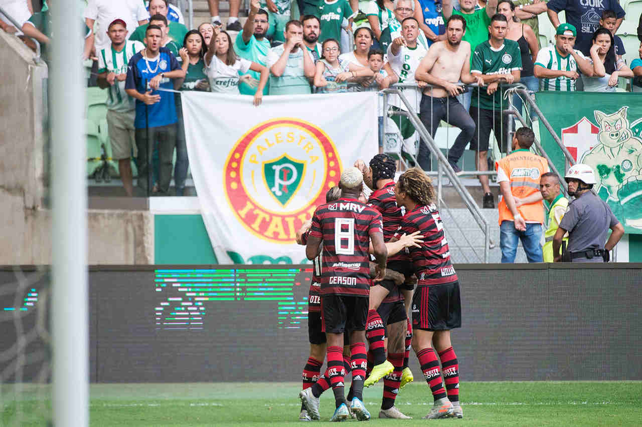 Em jogo no Allianz Parque, em 2019, a CBF decidiu que apenas a torcida do clube mandante estaria presente. Então, os jogadores do Fla aplaudiram, simbolicamente, a torcida do Flamengo, que não estava no estádio. Os visitantes venceram o jogo.