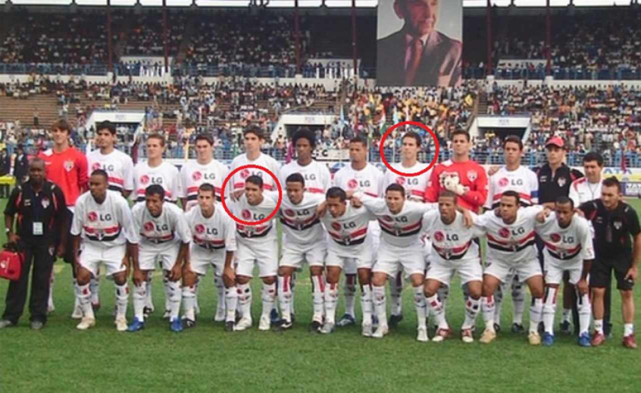 RENOVAÇÃO NO GUARDANAPO. E NA ÍNDIA - De volta ao São Paulo no início de 2007, Hernanes integrou um time cheio de garotos e atletas pouco usados no profissional que excursionou na Índia. Lá, marcou três gols e ajudou o Tricolor a vencer as cinco partidas que disputou, o que motivou o clube a se mexer para não perdê-lo (o contrato venceria em seis meses): a renovação foi acordada na Índia mesmo e registrada inicialmente em um guardanapo. Jean, parceiro inseparável do Profeta, estava na mesma viagem.