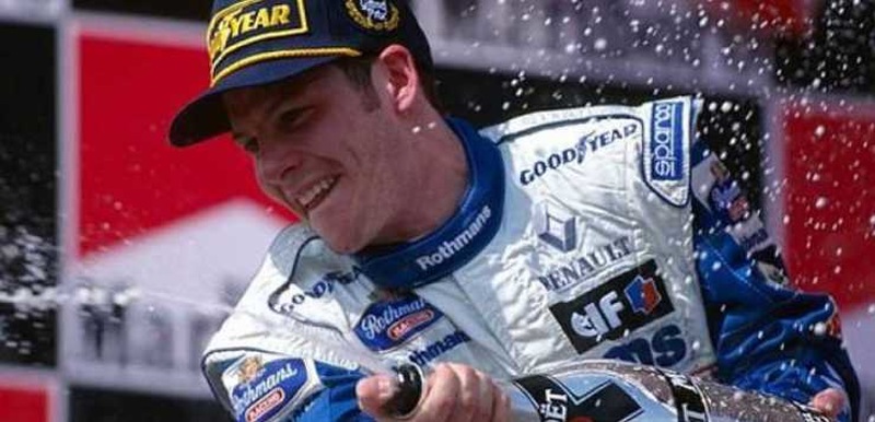 Jacques Villeneuve - O ex-automobilista canadense é filho do lendário piloto de Fórmula 1 Gilles Villeneuve e sobrinho de Jacques-Joseph Villeneuve. Foi campeão do principal campeonato da modalidade em 1997.