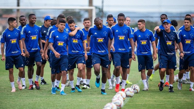 Por fim, o Cruzeiro, que foi rebaixado em 2019. A Raposa também decidiu reduzir em 25% dos salários do clube para tentar amenizar os efeitos da crise financeira causada pelo período de inatividade do futebol. Dentro dessa medida, serão afetados os vencimentos de jogadores, comissão técnica e parte da diretoria.