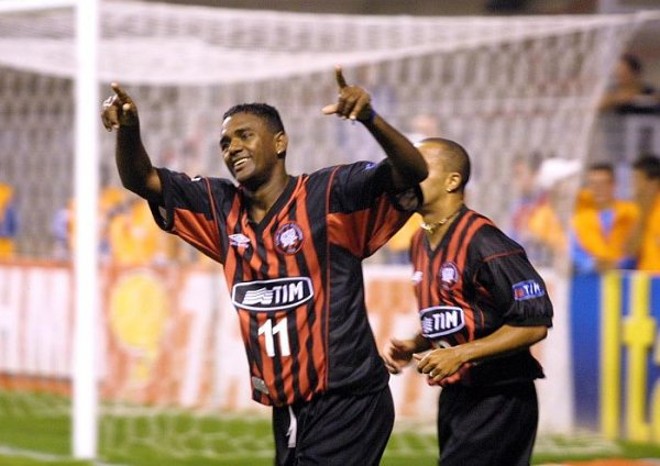 Athletico-PR  - 2001 - Em uma final surpreendente contra o São Caetano, o Furacão derrotou o Azulão nas duas partidas e conquistou seu único título do Campeonato Brasileiro. Com show de Alex Mineiro, venceu por 4 a 2 na Arena da Baixada, e sacramentou o título ao derrotar a equipe paulista por 1 a 0 no Anacleto Campanella.