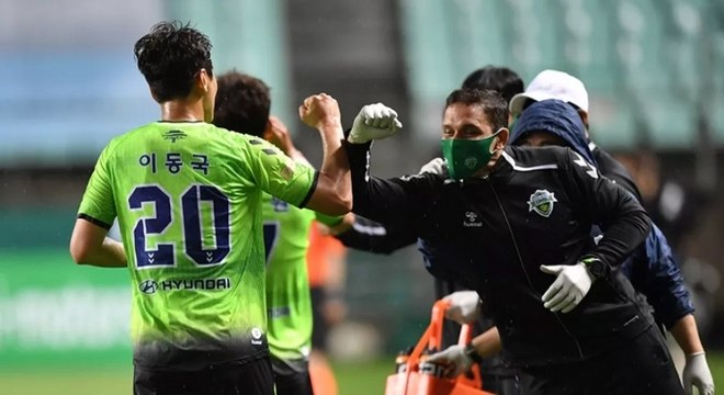 Em meio à pandemia, a bola voltou a rolar na Coreia do Sul. Sem público na arquibancada e com funcionários e atletas utilizando as máscaras do lado de fora do campo, além de termômetros, o Jeonbuk venceu Suwon Bluewings por 1 a 0. A K-League foi a primeira liga de futebol a ser retomada.