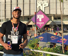 Campeão olímpico de vôlei, Ricardo Lucarelli não esconde a sua paixão por Cavaleiros do Zodíaco desde a infância, quando utilizava até um boné com os personagens da armadura de bronze. Entre as séries, Game of Thrones não pode ficar de fora. E, em 2019, o atleta esteve presente pela primeira vez na Game XP, primeiro gamepark do mundo.