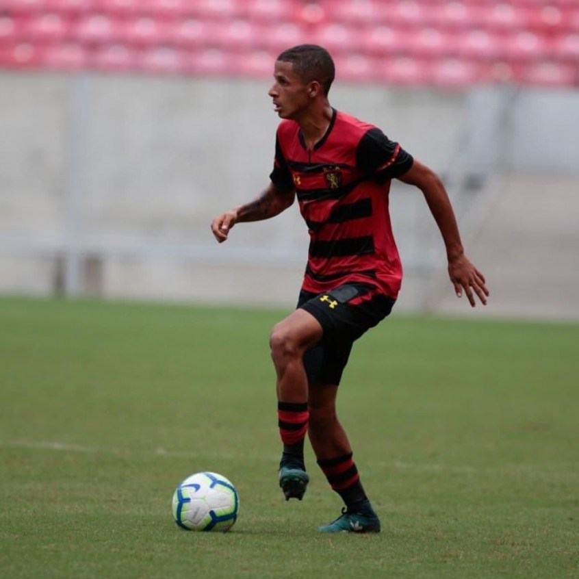 Outro que também estreou quatro jogadores da base neste ano é o Sport, que deu chaces para Ewerthon (meia, 19 anos), Luciano Juba (lateral-esquerdo, 19 anos), Rafael (lateral-direito, 18 anos) e Júlio César (atacante, 17 anos).