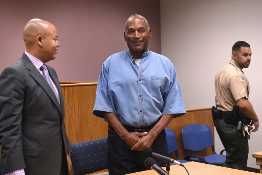 O.J. Simpson, preso acusado de matar sua ex-mulher e um amigo dela em 1994, foi obrigado a entregar objetos pessoais de valor, como troféus da época em que era jogador de futebol americano, para indenizar as famílias das vítimas.