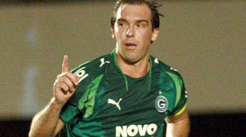 Conhecido como interminável, o meia Paulo Baier encerrou a carreira com 42 anos, defendendo o Juventude. Jogou no Goiás, Palmeiras, Athletico, entre outros clubes. 