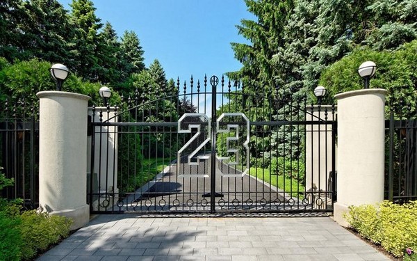 Na entrada, logo é possível ver que a casa pertence ao astro. No portão, o número 23 relembra a camisa histórica usada pelo jogador no Chicago Bulls.