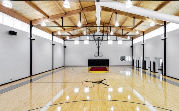 A quadra de basquete particular e personalizada não poderia faltar. Aliás, Jordan construiu a casa do zero e colocou vários dos seus hobbies por ali, como cinema.