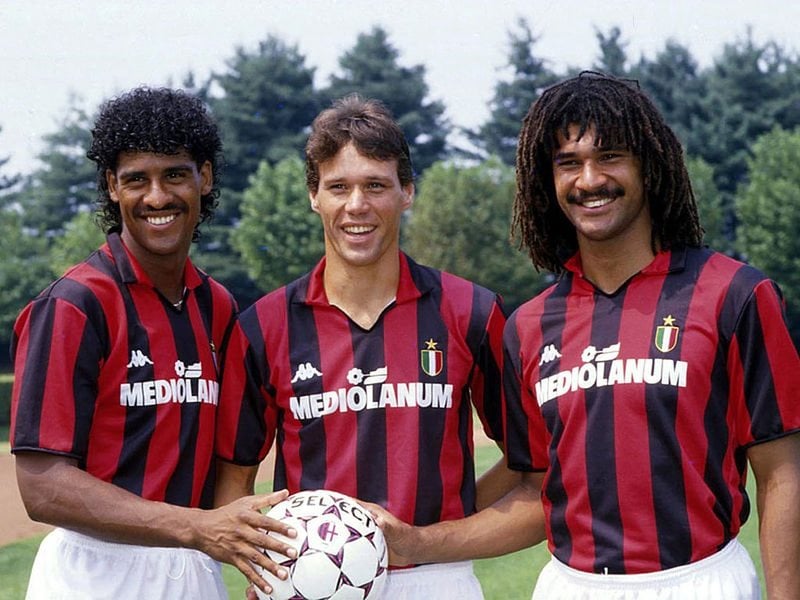 Milan - Com uma temporada mágica, comandado pelo trio holandês Gullit, Van Basten e Rijkaard, o rubro-negro se consagrou campeão do Campeonato Italiano 1991/92. Ao longo da campanha, foram 22 triunfos e 12 empates. Da Champions, o time italiano foi campeão invicto duas vezes: 5 vitórias e 4 empates em 1988-89; e 7 vitórias e 5 empates em 1993-94.