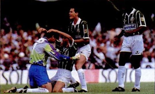 O título não veio de qualquer maneira: um sonoro 4 a 0 em cima do maior rival, Corinthians, interrompendo um jejum de 16 anos sem conquistar o estadual.
