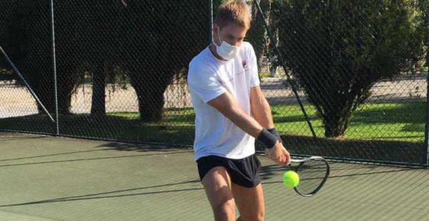 João Pedro Sorgi, que já foi top 8 do mundo juvenil, retornou aos treinamentos na ADK Tennis, no Itamirim Clube de Campo, em Itajaí (SC), após a flexibilização de medidas de quarentena adotadas pelo Governo Estadual de Santa Catarina. Ele bateu bola em períodos diferentes com Igor Marcondes e Orlando Luz seguindo as medidas de distanciamento e também do uso de máscaras antes, durante e depois do treino.