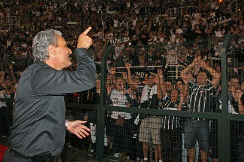 Chega o ano de 2012, sem dúvidas o ano divisor de águas de Tite como treinador. Ele conquista, de forma invicta, a primeira Libertadores do Corinthians, derrotando na final o poderoso Boca Juniors, no Pacaembu. 