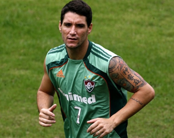 Thiago Neves chegou a assinar um pré-contrato com o Palmeiras em 2008, mas acabou optando pela permanência no Fluminense.