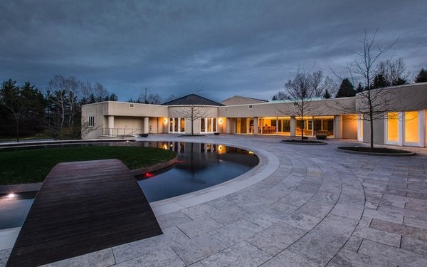 Ao todo, são nove quartos, 19 banheiros, uma quadra de basquete, uma quadra de tênis, campo de golfe, uma “sala de charuto”, piscina com borda infinita e uma adega para mais de mil garrafas de vinho, em um terreno de 5 mil metros quadrados, perto de Chicago.