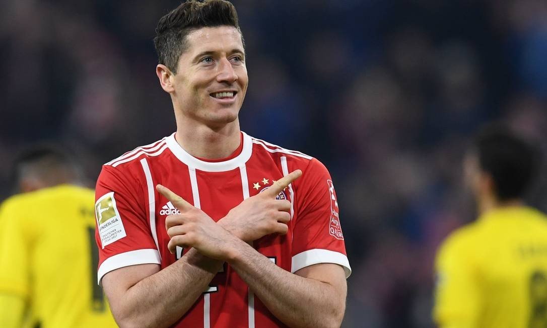 Já pensou em ter um melhor do mundo no seu time? Com o prêmio da Mega da Virada isso poderia acontecer. O valor de mercado do polonês Robert Lewandoswki é 60 milhoes de euros (R$ 382,8 milhoes), muito acima do recebido. Porém, com essa bagatela, seria possível pagar quase dois anos de salários para o craque. Segunda a revista Forbes, Lewa recebe 24 milhões de euros de salário por ano (aproximadamente R$ 153 milhões). Restaria só tentar um empréstimo junto ao Bayern de Munique.