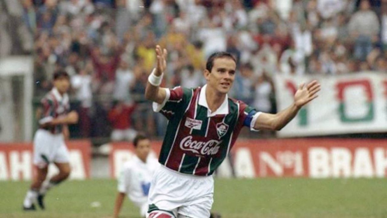 Conhecido como Super Ézio, apelido que caracteriza sua bravura, o atacante ficou no Fluminense de 1991 a 1995 e se destacou mesmo em meio a um período difícil para o clube. Foi campeão carioca, em 1995, e da Taça Guanabara, em 1991 e 1993. Marcou 119 gols em 236 jogos pela equipe e se tornou carrasco do arquirrival Flamengo.
