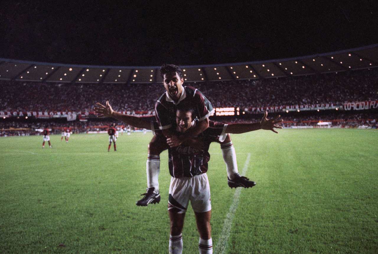 Ézio ficou marcado, principalmente, por ser carrasco do Flamengo. Ao todo, foram 12 gols contra o rival rubro-negro.