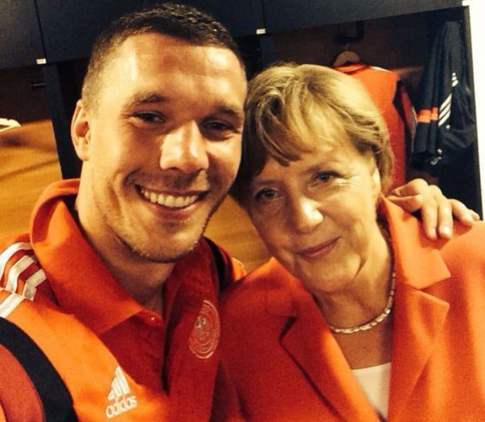 O craque alemão é um dos jogadores mais assíduos no twitter. No início da Copa do Mundo de 2014, ele disse que gostaria de tirar uma foto ao lado da primeira-ministra do país, Angela Merkel. Ao conseguir, o craque postou em sua rede social e mostrou aos  seguidores a selfie ao lado da governante alemã.