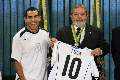 Então Presidente da República, Lula, corintiano fanático, fez questão de encontrar Tevez e ganhou camisa de presente.