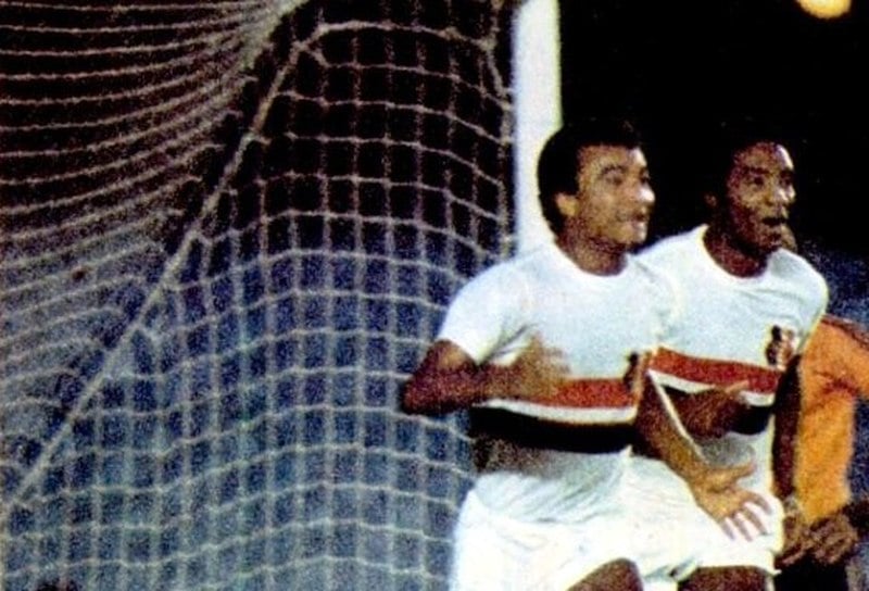 Flamengo 1 x 3 Santa Cruz - Campeonato Brasileiro -No dia 4 de Dezembro de 1975, no Maracanã com um público de 74 mil pessoas, pelo Campeonato Brasileiro, o Flamengo de Zico foi surpreendido diante de sua torcida. O Santa Cruz venceu o jogo por 3 a 1 com dois gols de Ramon e um de Volnei. Zico descontou para o Rubro-Negro. 