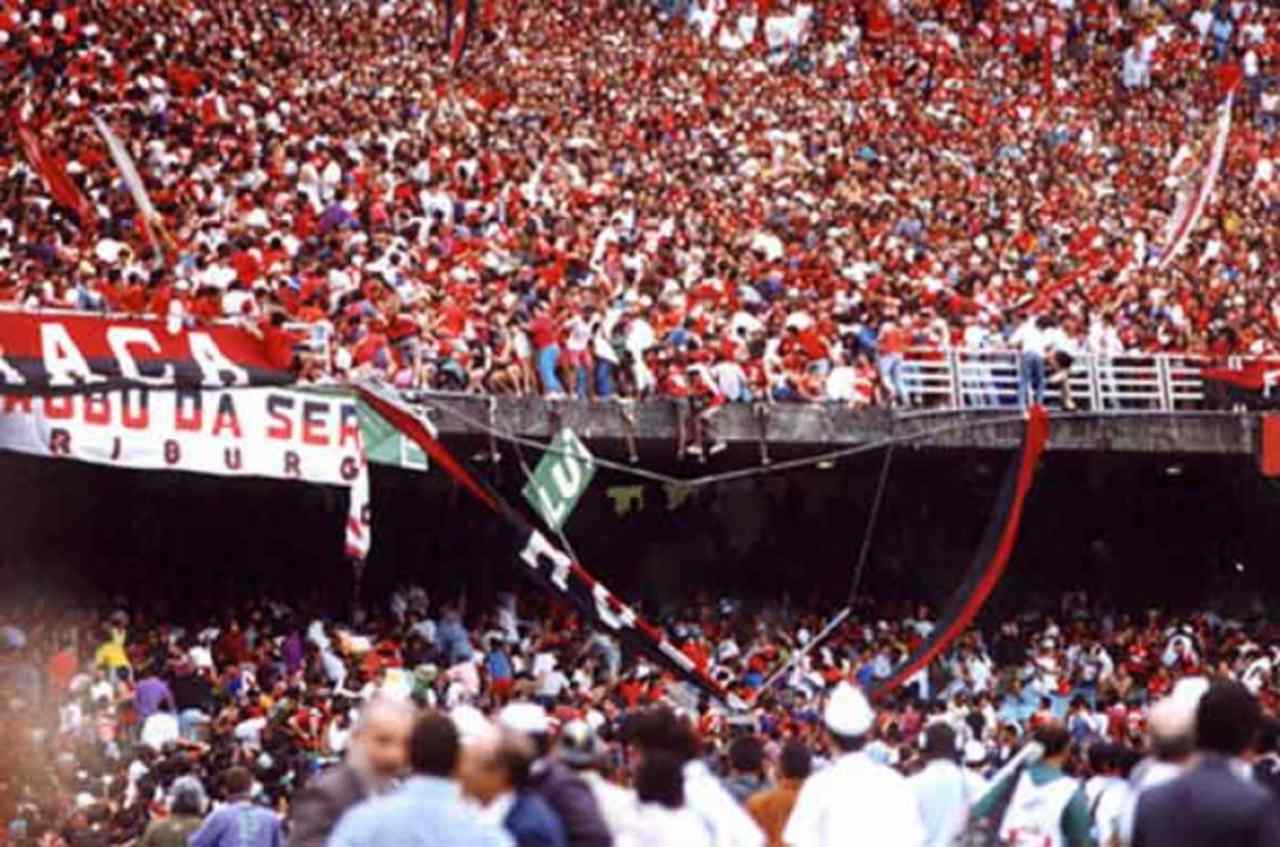 Em 19 de julho de 1992, uma tragédia abalava as estruturas no Maracanã. Antes da decisão do Brasileiro, entre Flamengo e Botafogo, um setor da arquibancada destinado a rubro-negros desabou, causando a queda de diversos torcedores. Segundo informações do "Jornal dos Sports", a confusão teria começado após uma discussão no local e um torcedor ameaçar disparar tiros para o alto. O acidente feriu 82 pessoas, e causou a morte de três pessoas: Frederico Castilho de Oliveira, de 16 anos, Sérgio de Souza Marques, de 25 anos, e Cláudio José Rocha Galda, com 17 anos.