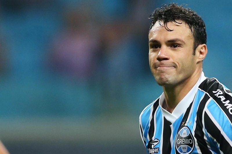 O atacante Kléber Gladiador entrou na Justiça contra o Grêmio em 2015. O atacante obteve ganho de causa em uma ação judicial que reclamava do atraso no pagamento das parcelas de sua rescisão de contrato. Com isso, a Justiça do Trabalho determinou que o clube pague imediatamente cerca de R$ 8,8 milhões ao jogador, aproximadamente R$ 2,9 milhões a mais do que o montante que era devido (R$ 5,9 milhões).