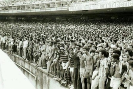 Entre abril de 2005 e janeiro de 2006, foi rebaixado o nível do gramado e colocadas cadeiras no lugar da clássica Geral – o setor com ingressos mais populares. Os 'geraldinos' sempre foram figuras folclóricas no Maracanã, com criatividade nas fantasias.