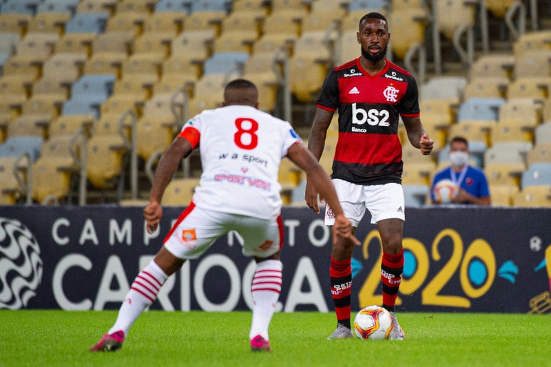 BANGU: SE FECHOU E POUCO JOGOU - A equipe de Eduardo Allax entrou disposta a se fechar e anular o Flamengo - como conseguira a Portuguesa durante boa parte do jogo pela 3ª rodada da Taça Rio. No entanto, mesmo com três zagueiros e três volantes, a marcação banguense foi frouxa e não anulou a mobilidade ofensiva do Flamengo. Na frente, em apenas um lance incomodou Diego Alves. 