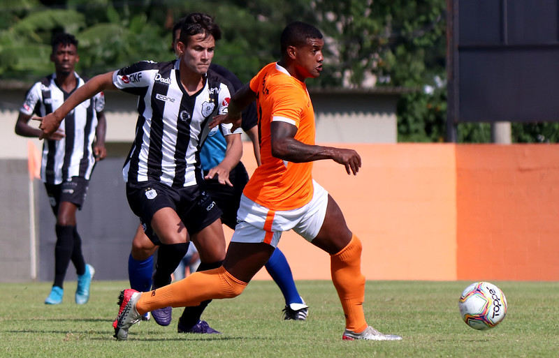 SENSAÇÃO: Vinicius Faustini, repórter – O Nova Iguaçu apresentou um futebol promissor na campanha da Seletiva do Campeonato Carioca. Ter uma sequência de jogos pode ser um trunfo para o time engrenar também na fase principal. Além de contar com o goleiro Luis Henrique e ter o meio-campista Anderson Künzel como referências, a equipe do técnico Carlos Vitor tem o regresso de André Santos e a velocidade do atacante João Pedro para se sobressair. 