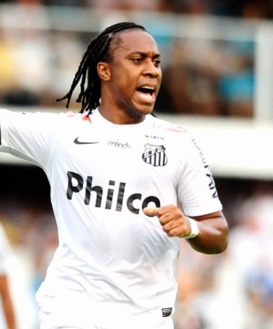 Arouca (foto)- Rodrigo Souto / Santos - São Paulo - Em 2010, Arouca deixou o São Paulo rumo ao Santos. Rodrigo Souto fez o caminho oposto e foi para o Tricolor. Arouca foi bem pelo Peixe. Souto ficou apenas uma temporada no São Paulo.